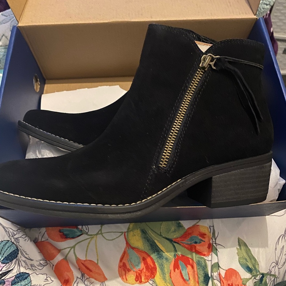 White Mountain Black Ankle Boots with Low Heel and Side Zipper